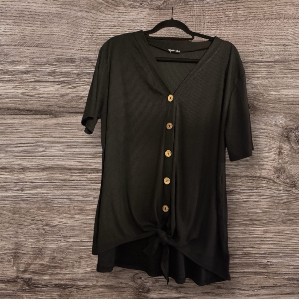 Women’s Heimish 3X button up shirt with front knot  tie. Pre-owned EUC. Black